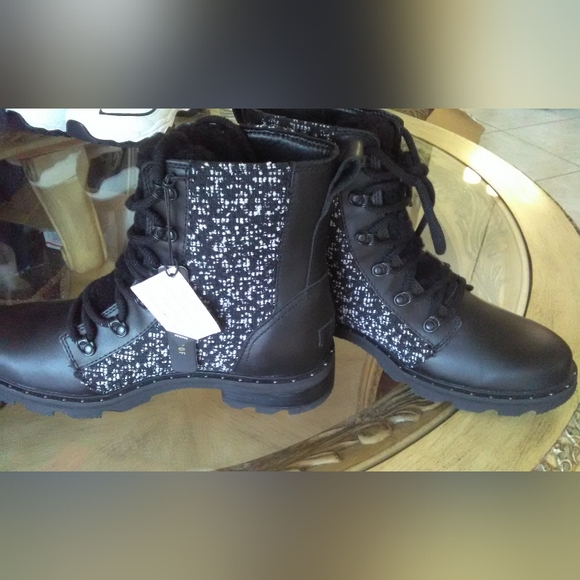 BNWT WOMENS SOREL SZ. 10 BOOTS W/ LAMB FUR BLACK W/ WHITE LEATHER AMAZING BOOTS - Picture 4 of 9